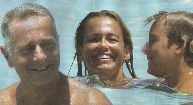 Paolo Bonolis e Sonia Bruganelli con i figli Davide e Adele a Formentera