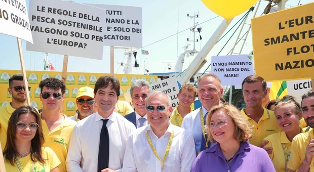 San Benedetto, i pescatori protestano contro le norme Ue. Il ministro: «Io con voi»