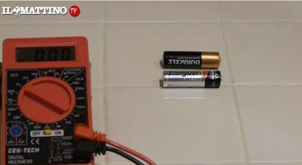 ​IL TRUCCO - Come sapere se una batteria è carica in 2 secondi...