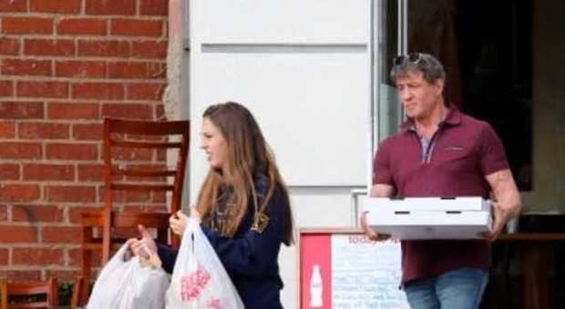 Stallone non tradisce le sue origini italiane. Pizza take away con la figlia più piccola