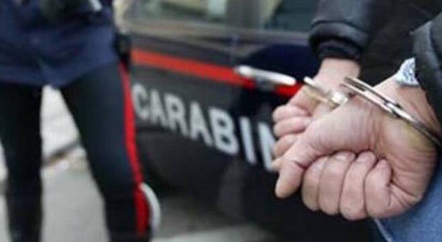 Corruzione e favori al clan: arrestati cinque carabinieri e ex presidente consiglio comunale nel Napoletano