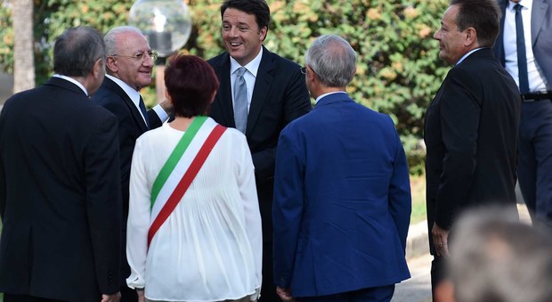 Renzi a Battipaglia, il premier incontra gli operai: «Abbassare le tasse è l'Abc della competitività»