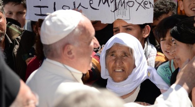 Papa Francesco ricorda i profughi a Lesbo e le morti nel Mediterraneo: «Un cimitero altro che pacchia»