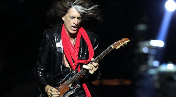 Malore per il chitarrista degli Aerosmith durante il concerto: intubato nel backstage