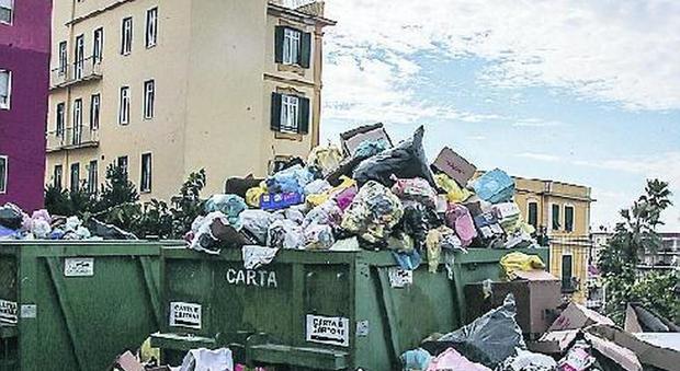 Torre del Greco sotto i rifiuti da 18 mesi e il sindaco aumenta la Tari