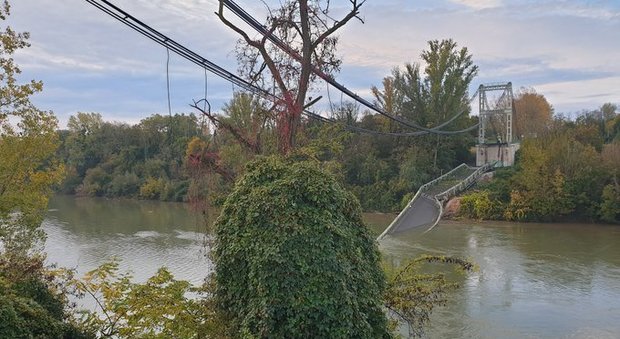 Tolosa, crolla ponte sul fiume Tarn: morto un ragazzo di 15 anni. «Camion troppo pesante»