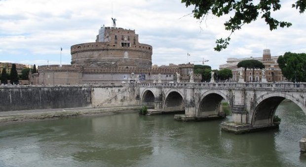 Roma, si butta nel Tevere: in corso le ricerche