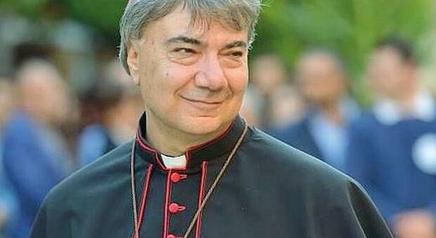 Don Mimmo Battaglia nuovo vescovo di Napoli: primo giorno nelle periferie tra la famiglia del vigilante ucciso e gli operai Whirlpool