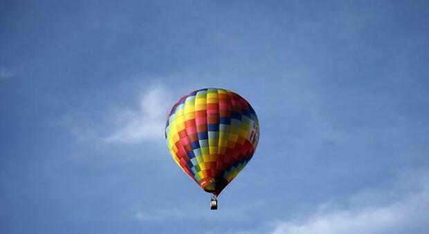 Sbalzata da una mongolfiera, donna di 40 anni morta sul colpo dopo un volo di dieci metri