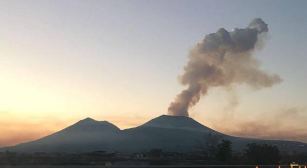 Scempio incendi nell'area protetta del Vesuvio, sospetti su 5 persone