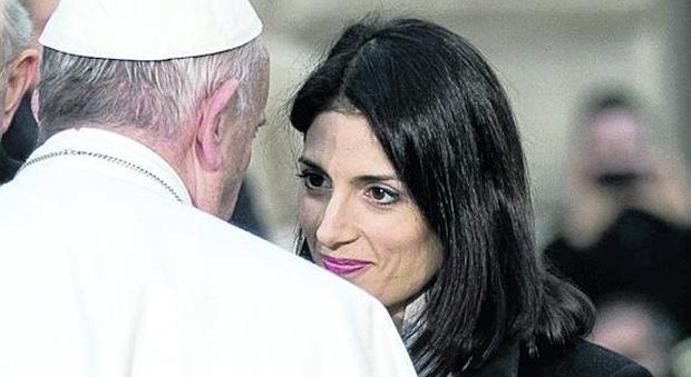 Papa Francesco: “Prego per chi è senza lavoro”. Stretta di mano con la Raggi