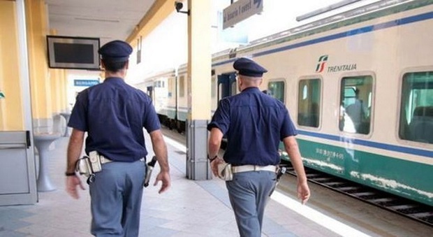 Atti osceni davanti a una ragazza in treno: salernitano denunciato