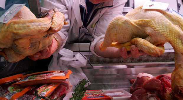 Attenzione al pollo crudo, questa abitudine in cucina è pericolosissima per la salute