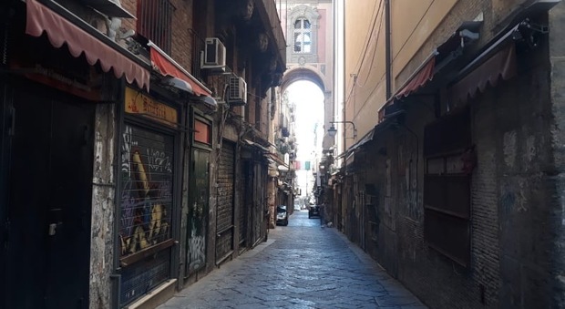 Napoli, San Gregorio Armeno deserta atmosfera spettrale nella strada dei pastori