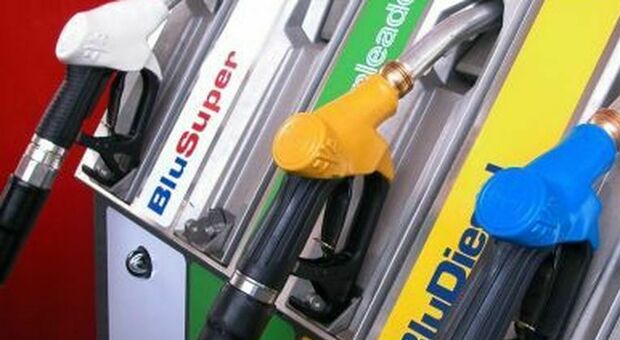 Distributori di carburanti nel mirino della Gdf: scoperte in Irpinia 29 violazioni