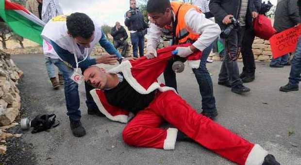 Betlemme, palestinesi vestiti da Babbo Natale protestano contro occupazione israeliana
