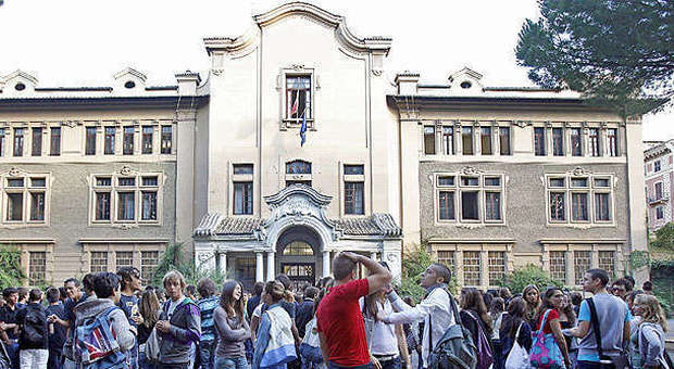 Roma, liceale presa a pugni dagli estremisti perché rifiuta di prendere un volantino