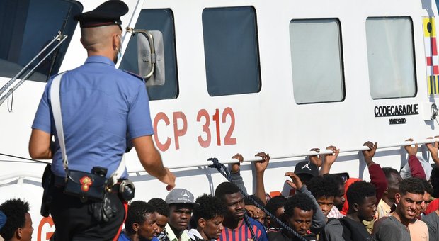 A Lampedusa sbarcano altri 250 migranti, il sindaco a Conte: «L'hotspot sta scoppiando». Musumeci: «Dichiarare emergenza»