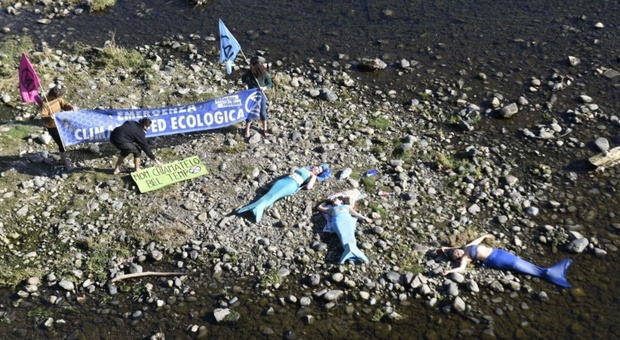 Po in secca, a Torino le attiviste di Extinction Rebellion come sirene spiaggiate