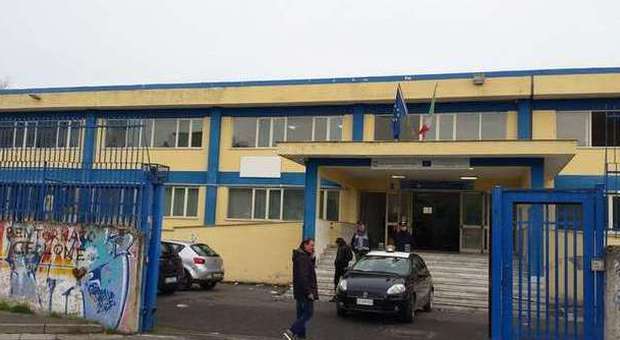 Marano, blitz di polizia e carabinieri: sgomberato il liceo occupato dagli studenti