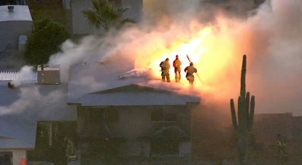 Spari in una casa in fiamme: 5 morti, anche una bimba