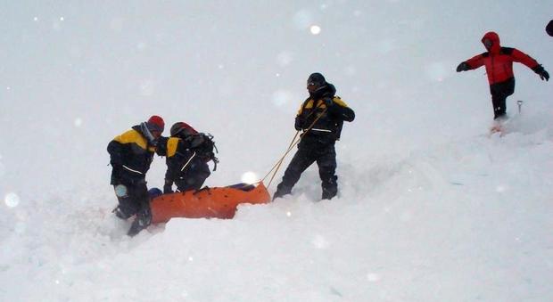 Valanga travolge 2 sciatori in pista: estratti vivi e portati in ospedale