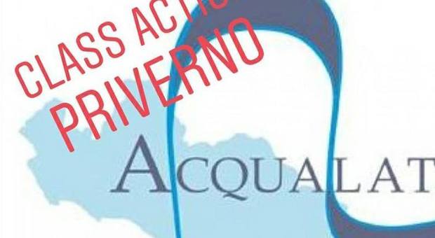 Il logo di acqua latina sovrastampato con il timbro della Class Action degli utenti di Priverno.