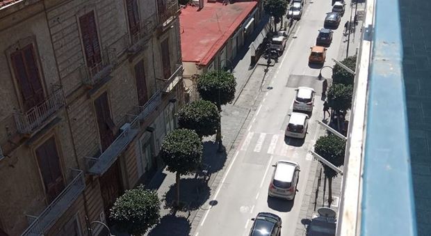 Coronavirus a Nocera Inferiore, negozi violano i divieti: fila di auto in strada