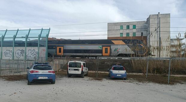 Persona investita sui binari, ferrovia bloccata e treni fermi sull'Adriatica. Ecco tutti i ritardi