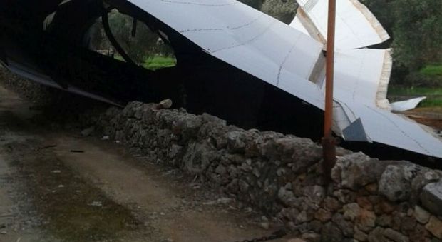 I danni del maltempo: spazzata la tettoia di uno stabilimento