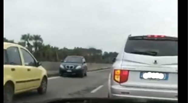 Terrore sulla Pontina: auto in contromano paralizza il traffico:il video