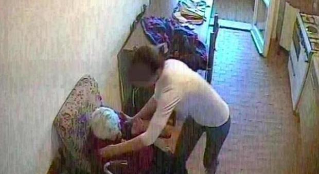 Nonnina 92enne picchiata dalla badante marocchina: la ragazza incastrata da un video choc
