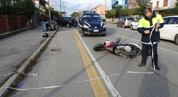 Polizia all'opera nel luogo in cui il cane ha tagliato la strada al motociclista provocando l'incidente