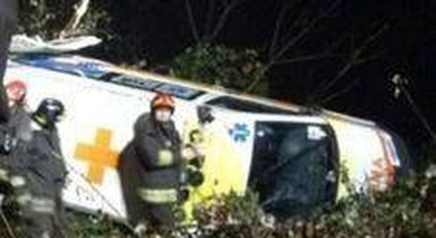Ambulanza precipita in un dirupo: muore il paziente , feriti autista e barelliere