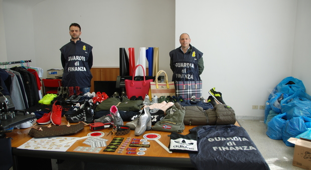 Latina: la Guardia di Finanza sequestra 2.500 capi di abbigliamento e macchinari per contraffazione