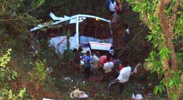 Bus precipita in un fiume, mentre accompagna i passeggeri a un matrimonio: 24 morti