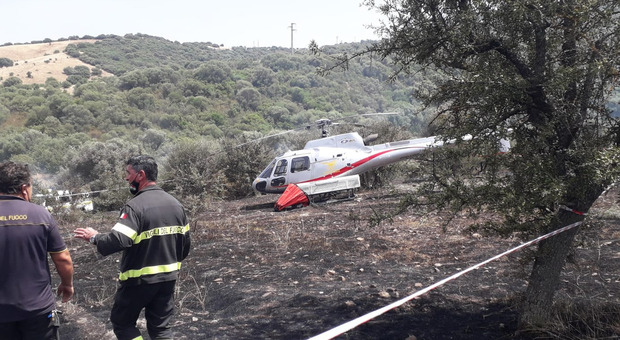 Elicottero Airbus urta cavi elettrici e precipita in Sardegna: la manovra salvavita del pilota Che cos'è il secchio di Bambi