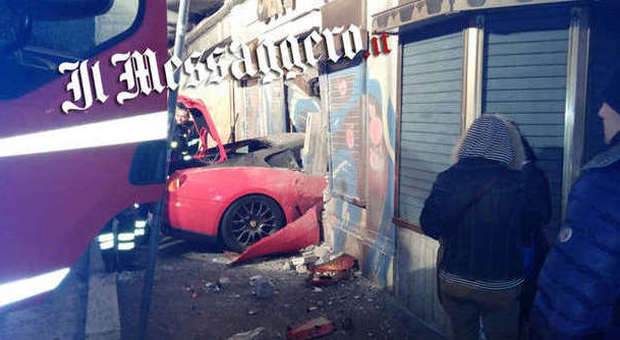 Ferrari si schianta dentro un negozio: il garagista perde il controllo del bolide di un turista