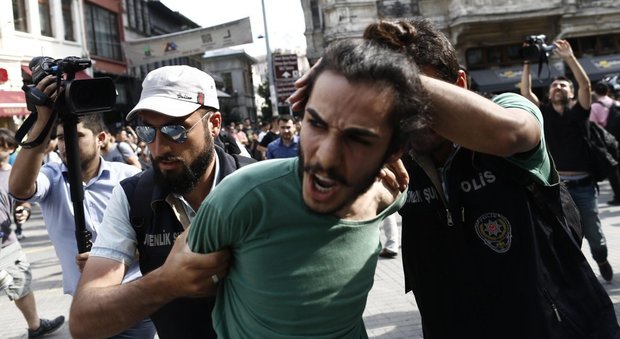 Istanbul Gay Pride, cariche della polizia e lancio di lacrimogeni sul corteo
