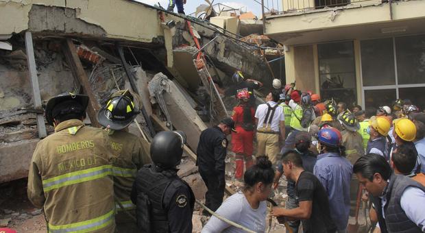 Terremoto in Messico, la scuola si accartoccia: morti 20 bambini e due maestre