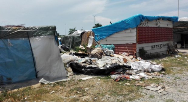 Reggio Calabria, incendio nella tendopoli per migranti: un morto