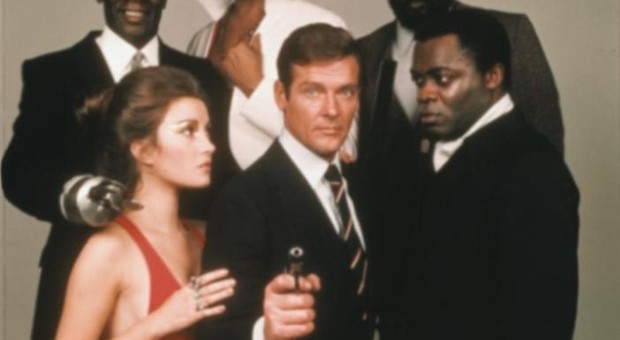 Roger Moore nei panni di James Bond