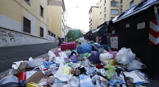 Rifiuti Roma, caos raccolta: ministro Costa in pressing per un'altra proroga a Colleferro