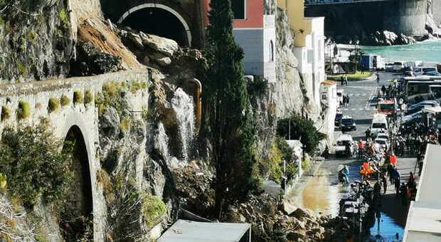 Amalfi, grossa frana sulla statale all'ingresso del paese. Il sindaco: «Al momento non ci sono feriti»