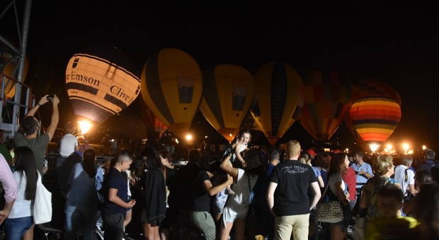 Spettatori al festival delle mongolfiere di Terni