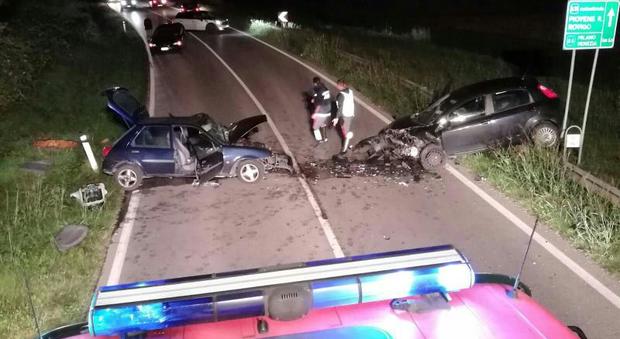 Scontro frontale nella notte a Revolon: tre automobilisti feriti