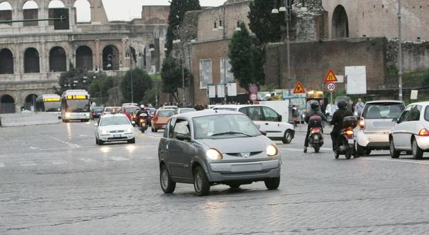 Roma, al semaforo tirano fuori il coltello, minacciano coetaneo e gli rubano la microcar: presi due baby-rapinatori