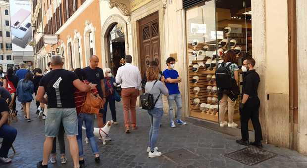 Roma, un negozio in centro vende solo mascherine di tutte le fantasie e tutti i colori: decine di persone in fila