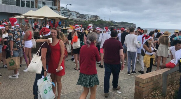 Covid, follia a Sydney: mega party in spiaggia di centinaia di inglesi a Natale. Zero mascherine, nessuno multato