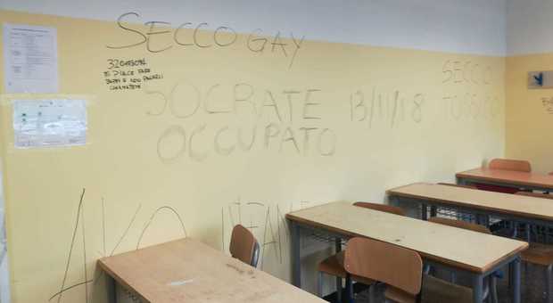 Dopo l'occupazione, il liceo Socrate conta i danni: bagni guasti e insulti sui muri